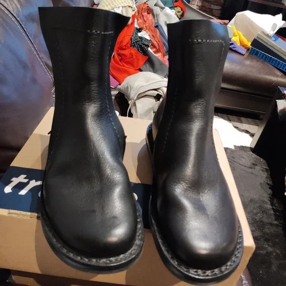 Sleek Black Leather Ankle Boots for Women - Picture 1 of 12